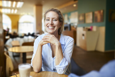 Porträt einer glücklichen Frau in einem Kaffeehaus - PNEF01400