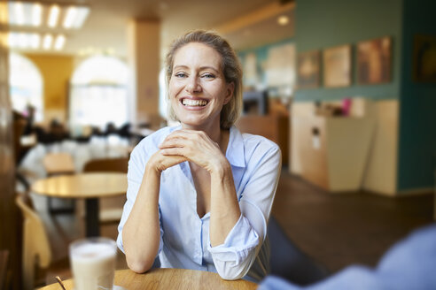 Portrait of happy woman in a cafe - PNEF01400