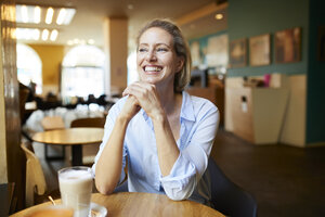 Porträt einer glücklichen Frau in einem Kaffeehaus - PNEF01401