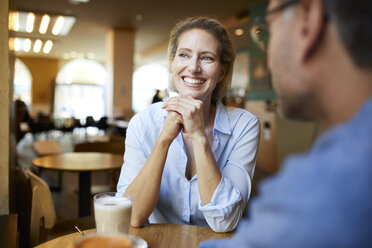 Porträt einer glücklichen Frau mit Mann in einem Cafe - PNEF01402