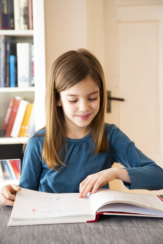 Mädchen liest ein Buch, lizenzfreies Stockfoto