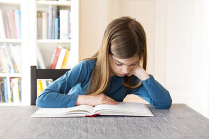 Mädchen liest ein Buch - LVF07917