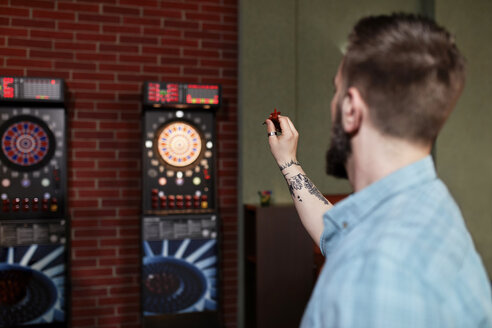 Man playing darts - ZEDF02018