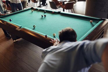 Mann spielt Billard - ZEDF02046