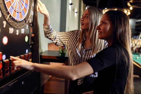 Zwei Frauen spielen Darts mit einer elektronischen Dartscheibe - ZEDF02057