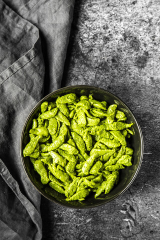 Spätzle mit Spinat in einer Schüssel, lizenzfreies Stockfoto