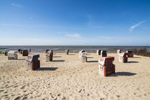 Deutschland, Cuxhaven, Strandkörbe am Strand - RUNF01612