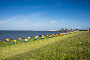 Deutschland, Cuxhaven, Strandkörbe an der Küste - RUNF01614