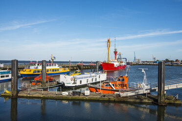 Deutschland, Cuxhaven, Fischerboote im Hafen - RUNF01616