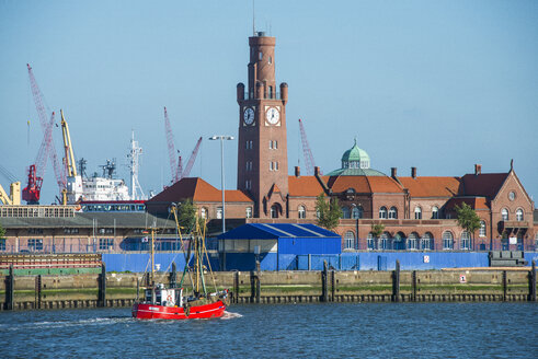 Deutschland, Cuxhaven, die historischen Hapag-Hallen im Hafen - RUNF01618