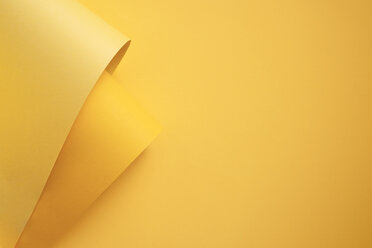 Gelbe gefaltete Papiere als Hintergrund - MOMF00657