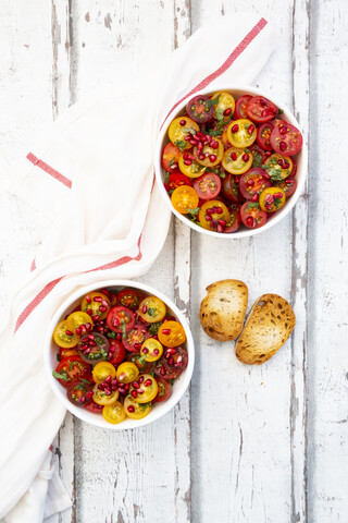 Orientalischer Tomatensalat mit Granatapfelkernen und Minze, lizenzfreies Stockfoto