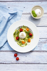 Zucchini-Nudeln mit überbackenen Tomaten, Burrata-Käse, Pfeffer und Olivenöl - LVF07924