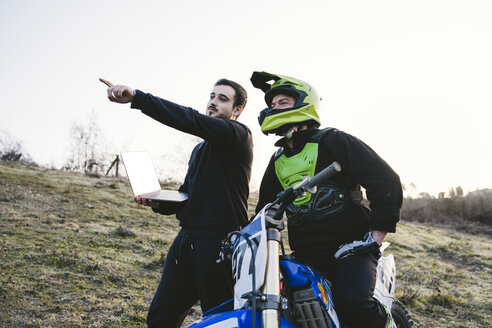 Motocross mit Trainer, der mit dem Finger zeigt - FBAF00324