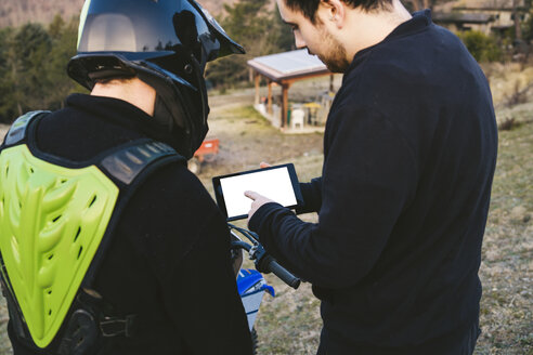 Motocross im Gespräch mit Trainer mit Tablet - FBAF00325