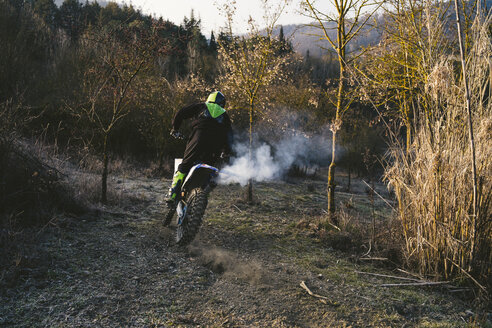 Motocross-Fahrer auf der Rennstrecke - FBAF00341