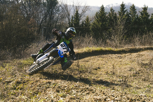 Motocross-Fahrer auf der Rennstrecke - FBAF00361