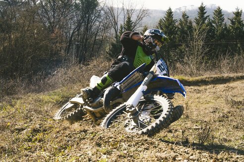 Motocross-Fahrer auf der Rennstrecke - FBAF00362