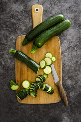 Zucchini auf dem Schneidebrett - GIOF05865