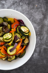 Mix of cooked vegetables in bowl - GIOF05881