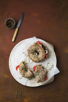 Bagels mit Sesampesto, Tomaten, Zwiebeln und Thymian - MYF02096