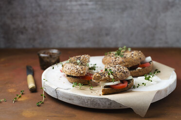 Bagels with sesame pesto, tomatoes, onions and thyme - MYF02097