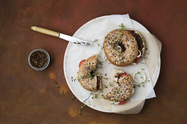 Bagels mit Sesampesto, Tomaten, Zwiebeln und Thymian - MYF02098