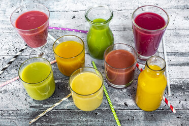 Verschiedene bunte Smoothies in Gläsern und Flaschen - SARF04193