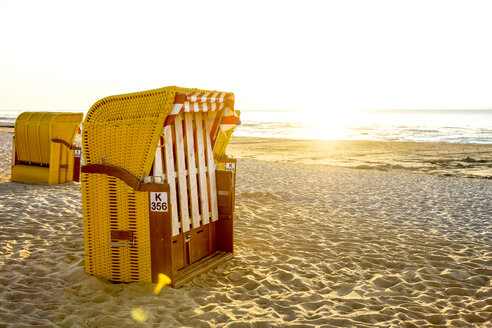 Deutschland, Nordsee, Cuxhaven, Strandkorb am Strand - PUF01375