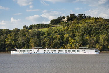 Frankreich, Dordogne, Flusskreuzfahrtschiff auf der Dordogne - RUNF01637