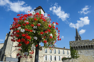 Frankreich, Saint Emilion, Blumenstrauß an einer Straßenlaterne - RUNF01638