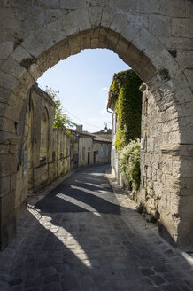 Frankreich, Saint Emilion, kleine Gasse im Unesco-Welterbe - RUNF01643