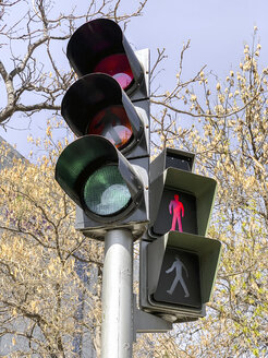 Semaphore zur Regelung des Verkehrs in der Stadt Madrid, Spanien - OCMF00330