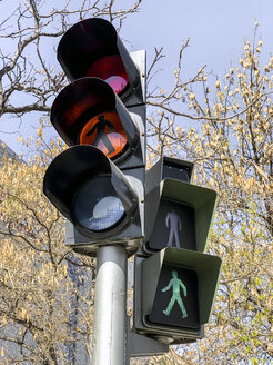 Semaphore zur Regelung des Verkehrs in der Stadt Madrid, Spanien - OCMF00331