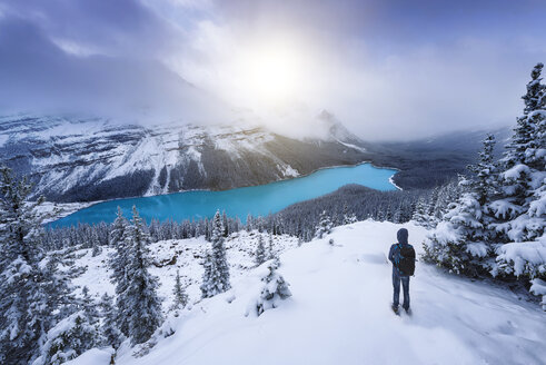 Kanada, Alberta, Banff National Park, Peyto Lake, Mann genießt die Aussicht - EPF00584