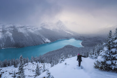 Kanada, Alberta, Banff National Park, Peyto Lake, Frau genießt die Aussicht - EPF00585