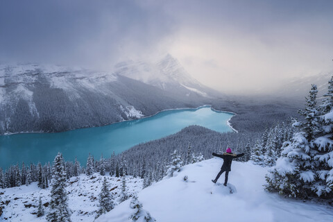Kanada, Alberta, Banff National Park, Peyto Lake, Frau genießt die Aussicht, lizenzfreies Stockfoto