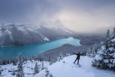 Kanada, Alberta, Banff National Park, Peyto Lake, Frau genießt die Aussicht - EPF00586