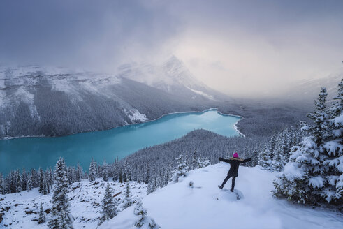 Canada, Alberta, Banff National Park, Peyto Lake, woman enjoying view - EPF00586