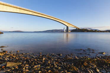 Vereinigtes Königreich, Schottland, Skye Bridge view in the early morning - WPEF01409