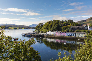 Vereinigtes Königreich, Schottland, bunte Häuser in Portree, Isle of Skye - WPEF01412