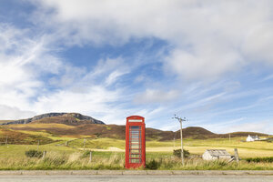 Vereinigtes Königreich, Schottland, rote Telefonzelle in der Landschaft auf der Isle of Skye - WPEF01416