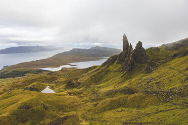 Vereinigtes Königreich, Schottland, der alte Mann von Storr an einem nebligen, stimmungsvollen Tag auf der Isle of Skye - WPEF01420