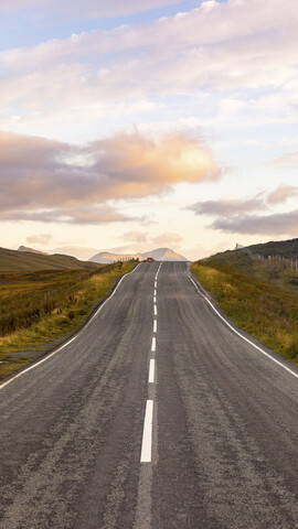Vereinigtes Königreich, Schottland, Landstraße auf der Isle of Skye, lizenzfreies Stockfoto