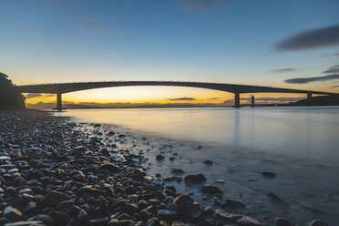 Vereinigtes Königreich, Schottland, Skye Bridge - Langzeitbelichtung in der Abenddämmerung - WPEF01423