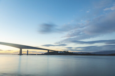 Vereinigtes Königreich, Schottland, Skye Bridge - Langzeitbelichtung in der Abenddämmerung - WPEF01424