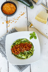 Zoodles mit vegetarischer Bolognesesauce, Parmesan und Basilikum - SARF04207