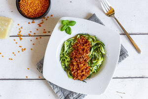 Zoodles mit vegetarischer Bolognesesauce, Parmesan und Basilikum - SARF04208