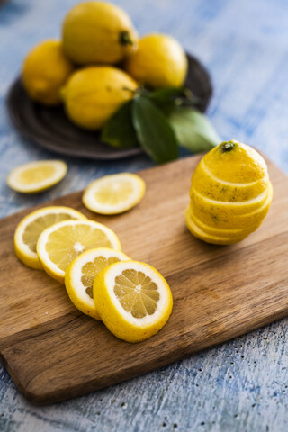 In Scheiben geschnittene Zitronen auf einem Holzbrett, lizenzfreies Stockfoto