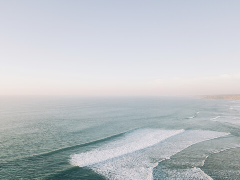 Meereslandschaft mit Blick auf den ruhigen blauen Ozean, Westküste, Lissabon, Portugal, lizenzfreies Stockfoto